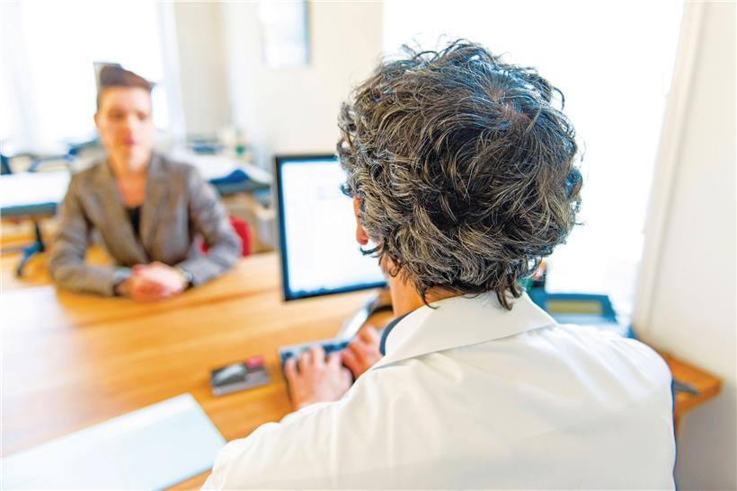 Immer mehr Ärzte fordern einen negativen Testbescheid von ihren Patienten, bevor sie ins Sprechzimmer vorgelassen werden. Eine Alternative wie etwa Telekonsultationen bieten aber nur wenige an. 

