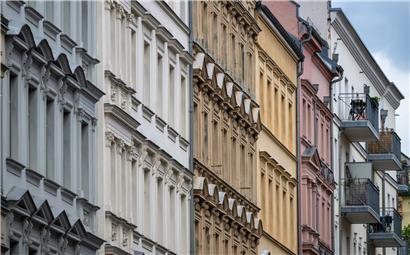 Überfüllte deutsche Stadt mit Wohnhäusern und Menschen, die sich steigende Mieten für Stadtwohnungen nicht leisten können