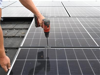 Immer mehr Menschen lassen Solarpaneele oder Wärmepumpen einrichten – nur gibt es aktuell in mehreren Gemeinden keine Prämie