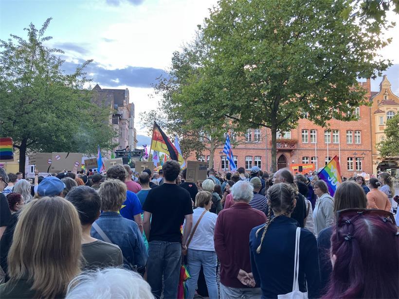 Immer montags: Rund 700 Menschen haben sich in Bitterfeld-Wolfen zur letzten Demo vor der Wahl am Sonntag versammelt