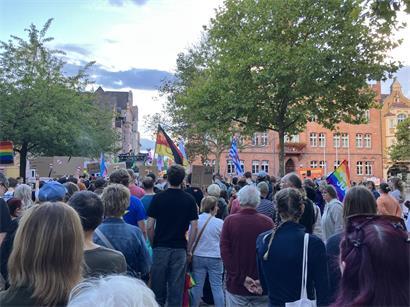 Immer montags: Rund 700 Menschen haben sich in Bitterfeld-Wolfen zur letzten Demo vor der Wahl am Sonntag versammelt