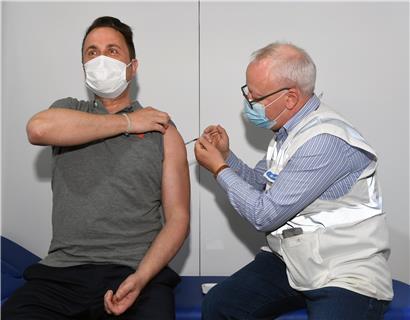 Immer rein damit: Der Premierminister lässt sich vom Chef des Impfzentrums das Vakzin von AstraZeneca verabreichen.
