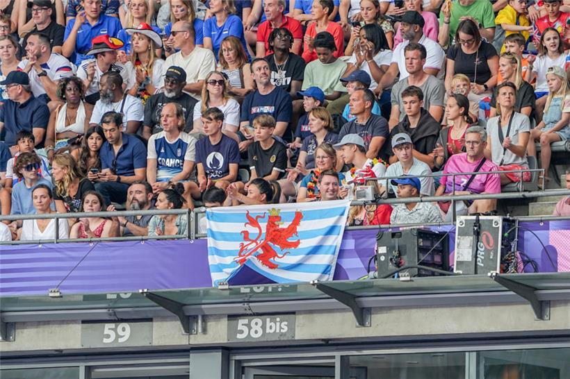 Immer und überall dabei: Die luxemburgischen Fans blieben, trotz klarer Unterzah...