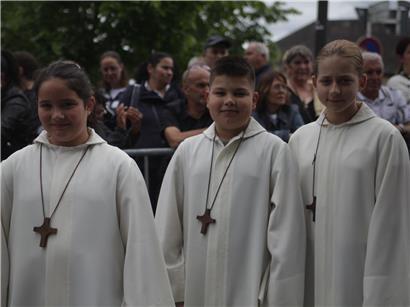 Kinder in Luxemburg bei einer ruhigen Erstkommunionfeier, Symbol für rückläufige Teilnehmerzahlen