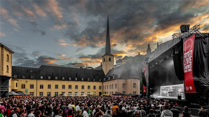 Immer wieder bespielt „den Atelier“ auch besondere Orte im Land: Air im Innenhof der Abtei Neumünster
