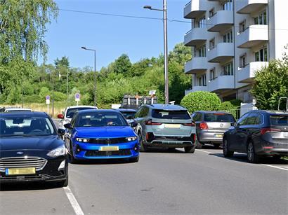 Immer wieder kommt es zu heiklen Situationen, wenn sich in der engen Straße zwei Fahrzeuge begegnen