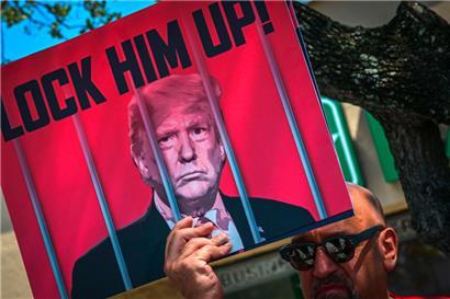 Immer wieder regen sich Proteste gegen Trumps Entscheidungen
