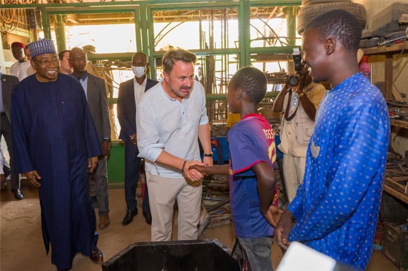 Immer wieder stellt Xavier Bettel unter Beweis, dass er menschensüchtig ist – so auch bei seinem Besuch 2022 in der nigrischen Hauptstadt Niamey
