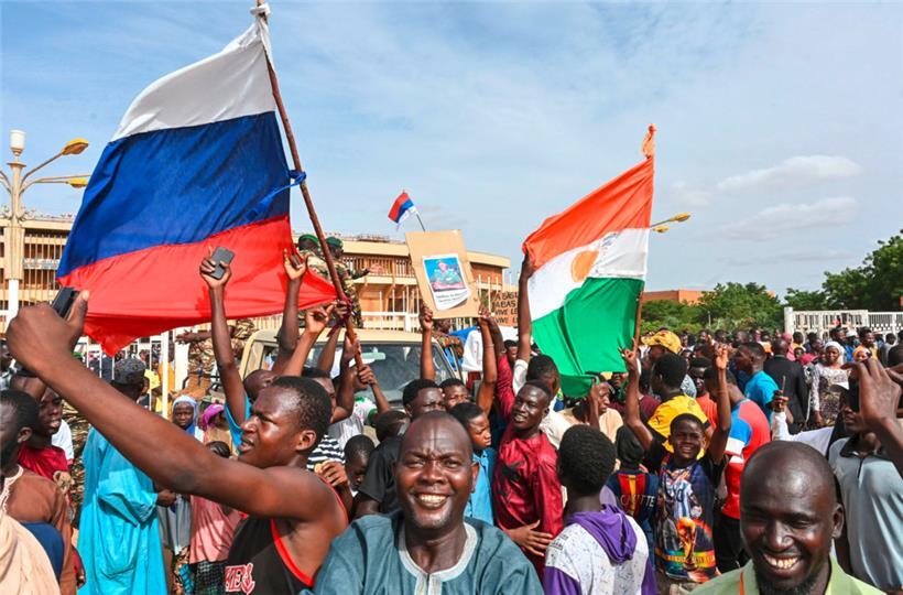 Immer wieder werden bei Kundgebungen in der nigrischen Hauptstadt Niamey auch russische Fahnen von den Demonstranten mitgeführt
