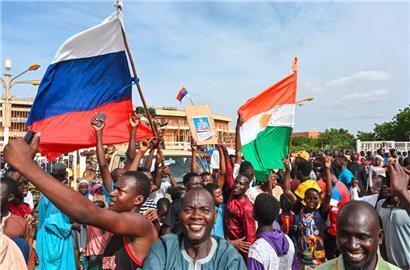 Immer wieder werden bei Kundgebungen in der nigrischen Hauptstadt Niamey auch russische Fahnen von den Demonstranten mitgeführt
