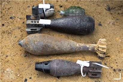 Altes Kriegsmaterial wird bei Ausgrabungen in Luxemburg entdeckt, historischer Fund aus vergangenem Krieg