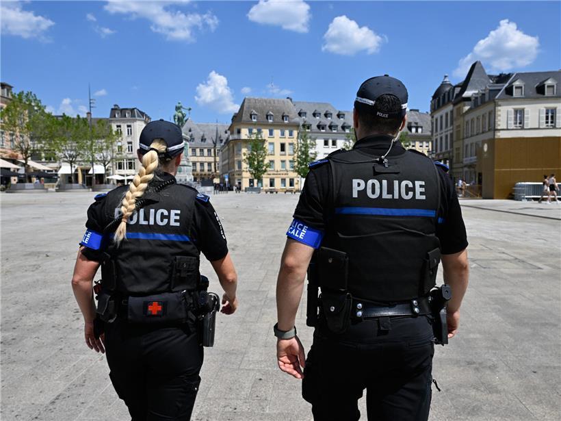 Zwei Personen gehen gemeinsam spazieren, symbolisch für Partnerschaft und Teamwork unterwegs