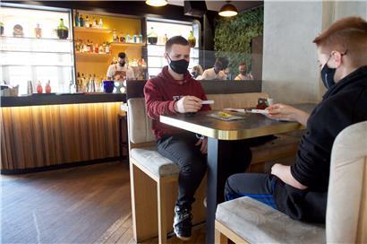 Immerhin: Bis 1 Uhr darf man künftig mit Schnelltest im Café, in einer Kneipe, in einem Restaurant oder auf einem Event bleiben 
