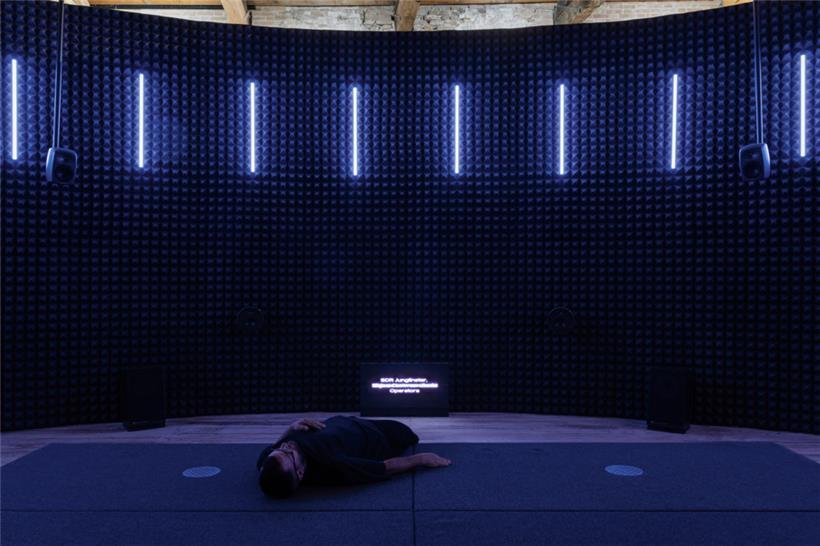 Immersive Klanginstallation. Innenansicht des Luxemburger Pavillons auf der Architekturbiennale 2025.
