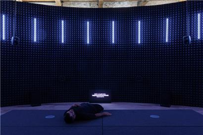 Immersive Klanginstallation. Innenansicht des Luxemburger Pavillons auf der Architekturbiennale 2025.
