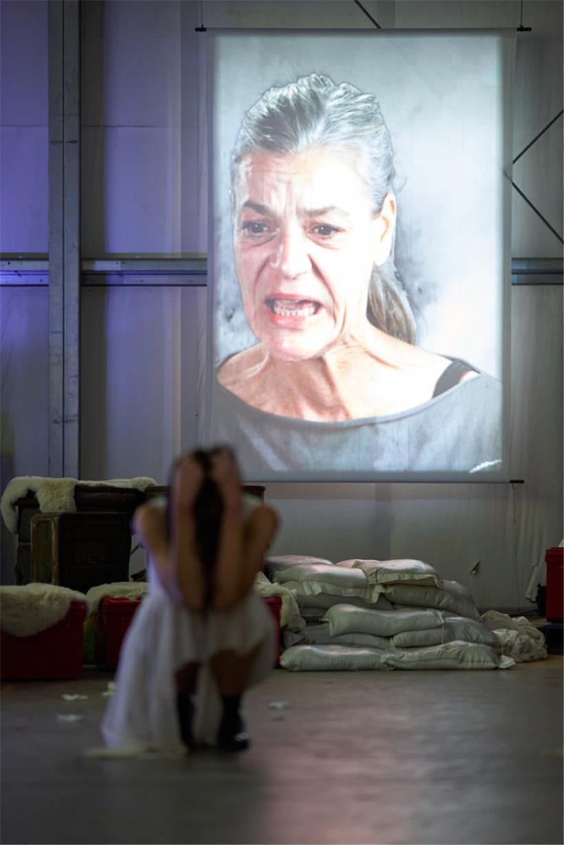 Immersives Erlebnis: Videoprojektionen unterstützen die Erzählung
