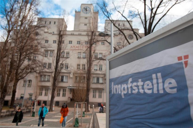 Impfcenter in einem Wiener Schwimmbad: Österreichs Regierung kämpft mit Problemen beim Impfpflichtgesetz
