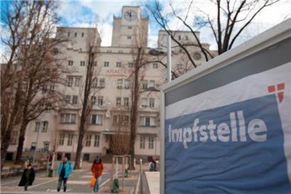 Impfcenter in einem Wiener Schwimmbad: Österreichs Regierung kämpft mit Problemen beim Impfpflichtgesetz
