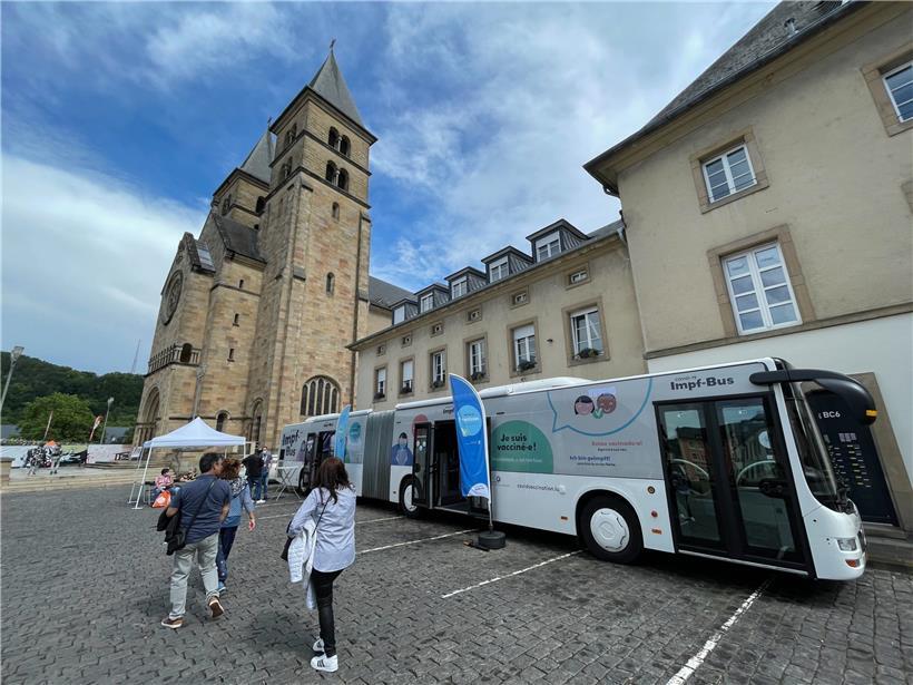 Impfen und E-Lake: Der Impfbus auf dem Parkplatz vor der Echternacher Basilika: 110 Menschen ließen sich am vergangenen Wochenende dort impfen
