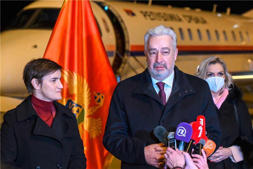 Impfstoff-Diplomatie: Noch auf dem Rollfeld empfing der montenegrinische Premierminister Zdravko Krivokapic am Mittwochabend seine serbische Amtskollegin Ana Brnabic (l.), die 2.000 Dosen des russischen Impfstoffs Sputnik V im Gepäck hatte

