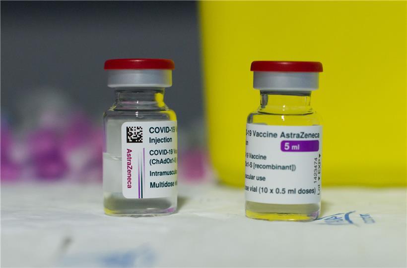 Impfstoff-Fläschchen des Herstellers Astrazeneca stehen auf dem Tisch
