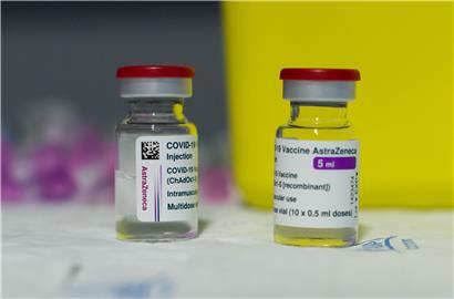 Impfstoff-Fläschchen des Herstellers Astrazeneca stehen auf dem Tisch
