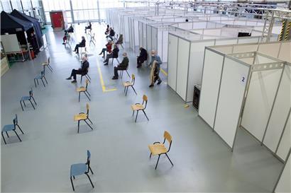 Impfwillige warten auf ihren Schuss
