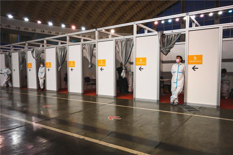 Impfzentrum in der serbischen Hauptstadt Belgrad: Das medizinische Personal wartet auf Impfwillige, doch nur wenige wollen sich gegen das Virus schützen lassen
