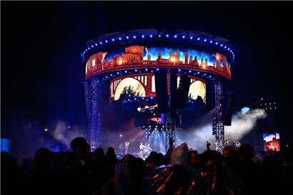 Imposant war die Bühne, durch ihre Form offenbar aber auch besonders anfällig für Wetterkapriolen
