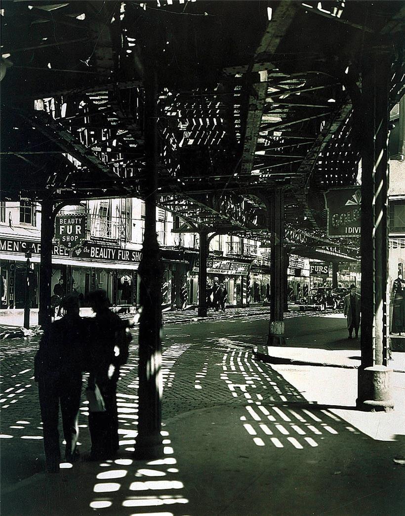 Impressions urbaines du croisement Bowery et Division Street à Manhattan, photographiées en 1936 par Bérénice Abbott
