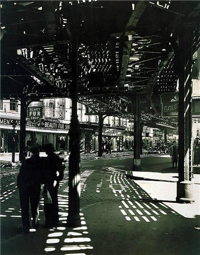 Impressions urbaines du croisement Bowery et Division Street à Manhattan, photographiées en 1936 par Bérénice Abbott

