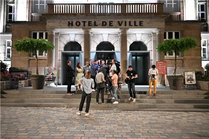 Improvisierte Pressekonferenz vor dem Escher Rathaus am Sonntagabend
