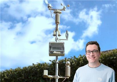 In 2 m Höhe wird gemessen, mit Strahlungsschutz und guter Durchlüftung 
