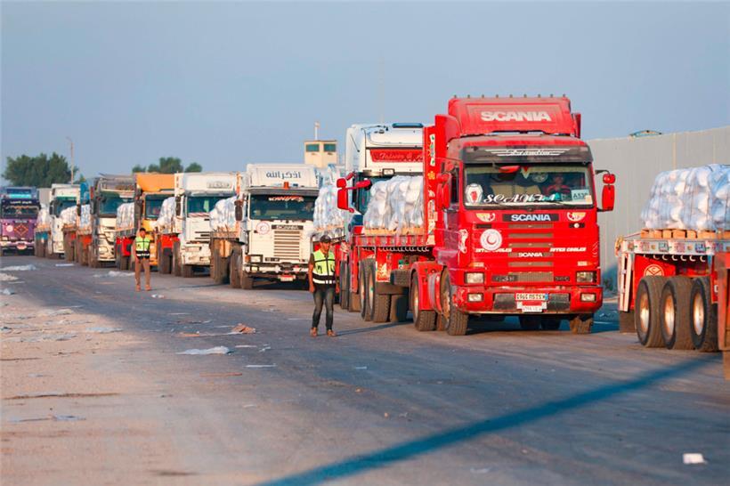 In Ägypten stehen Lastwagen mit Hilfslieferungen bereit, um in den Gazastreifen zu fahren
