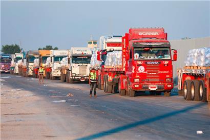 In Ägypten stehen Lastwagen mit Hilfslieferungen bereit, um in den Gazastreifen zu fahren
