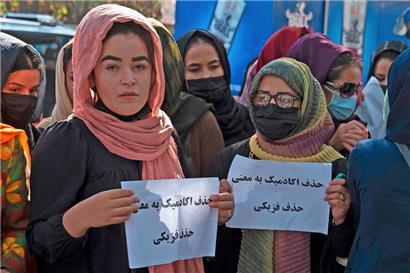 In Afghanistan schließen sich immer mehr Frauen den Protesten an. Sie fordern ein Recht auf Bildung und den Zugang zu Schulen und Universitäten.
