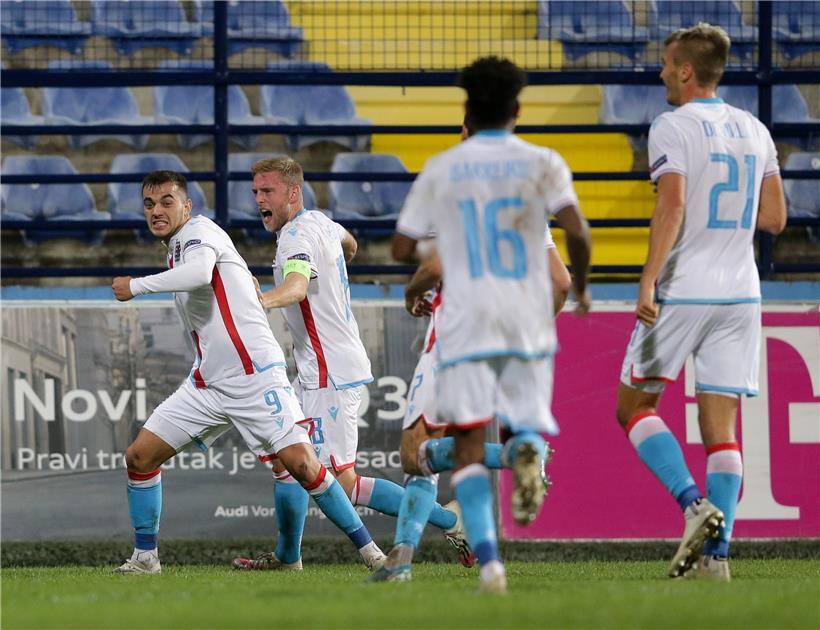 In Belgien muss Danel Sinani (l.) heute aussetzen, Laurent Jans (2. v.l.) feierte derweil sein Debüt für die „Rouches“
