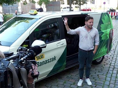 In Berlin fährt er Taxi, in Magdeburg verteilt er Döner: Grünen-Chef Felix Banaszak will vor den anstehenden Landtagswahlen nah an die Wähler.