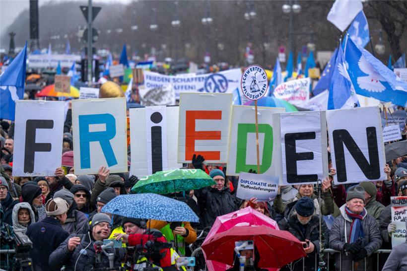 In Berlin forderten am Samstag mehrere Tausend Menschen Verhandlungen mit Russland 
