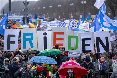 In Berlin forderten am Samstag mehrere Tausend Menschen Verhandlungen mit Russland 
