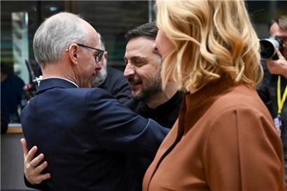 In Brüssel geht es herzlicher zu als in Washington: Luxemburgs Premierminister Luc Frieden begrüßt den ukrainischen Präsidenten Wolodymyr Selenskyj beim EU-Sondergipfel
