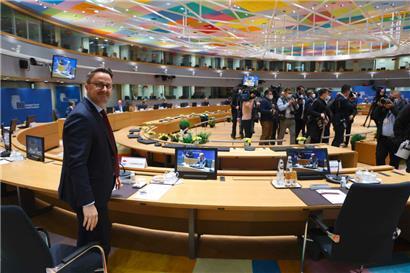 In Brüssel trat Bettel jetzt für „abgestufte Sanktionen“ ein – das ist Politiker-Sprech dafür, wenn man gegen neue Sanktionen ist
