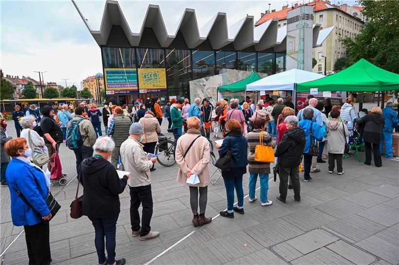 In Budapest beteiligen sich viele Menschen an der Vorwahl der Opposition
