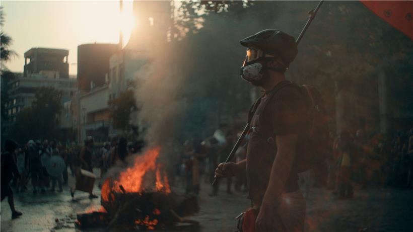 In Chile geht die Polizei brutal gegen die Demonstranten vor. Das ist Rayens Alltag, eine der drei Protagonistinnen des Films „Dear Future Children“.

