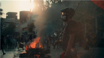 In Chile geht die Polizei brutal gegen die Demonstranten vor. Das ist Rayens Alltag, eine der drei Protagonistinnen des Films „Dear Future Children“.
