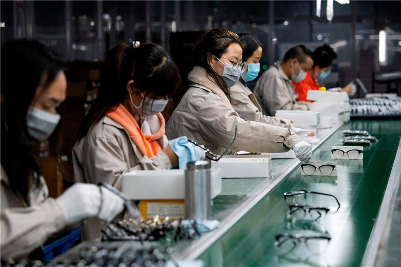 In China hofft man, das Schlimmste hinter sich zu haben. Nach und nach nehmen die Fabriken ihre Arbeit wieder auf.
