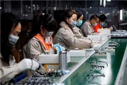 In China hofft man, das Schlimmste hinter sich zu haben. Nach und nach nehmen die Fabriken ihre Arbeit wieder auf.
