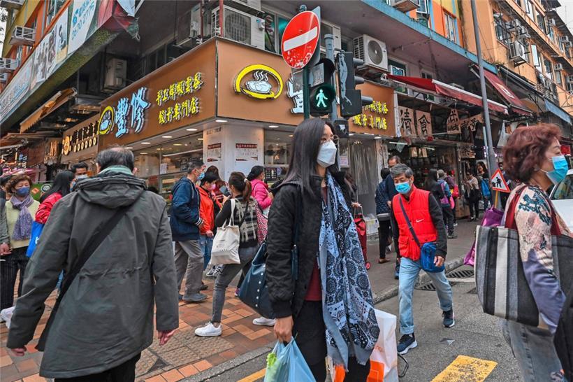 In China, wie hier im Hongkonger Stadtviertel Sheung Shui, wird auch auf der Straße Maske getragen
