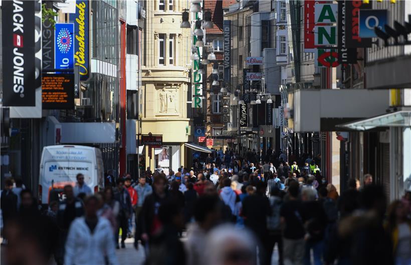 In Deutschland herrscht wie hier in Dortmund wieder Leben in den Einkaufsstraßen, während in Italien, Frankreich und Spanien noch strikte Ausgangssperren bestehen – das weckt Neid und alte Ängste  
