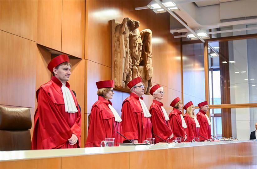 In Deutschland wurden die Verfassungsrichter zusätzlich vor einer eventuellen Einflussnahme durch Rechtsextreme und andere Demokratiefeinde geschützt
